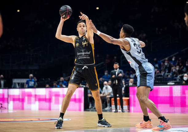 凭借主场优 凭借主场优